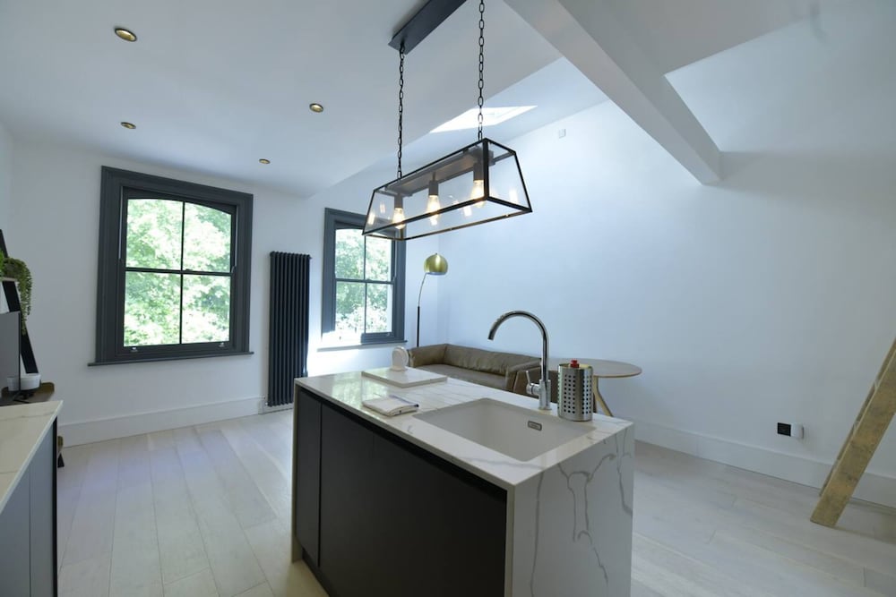 Фото Contemporary 2 Bedroom Apartment on Columbia Road