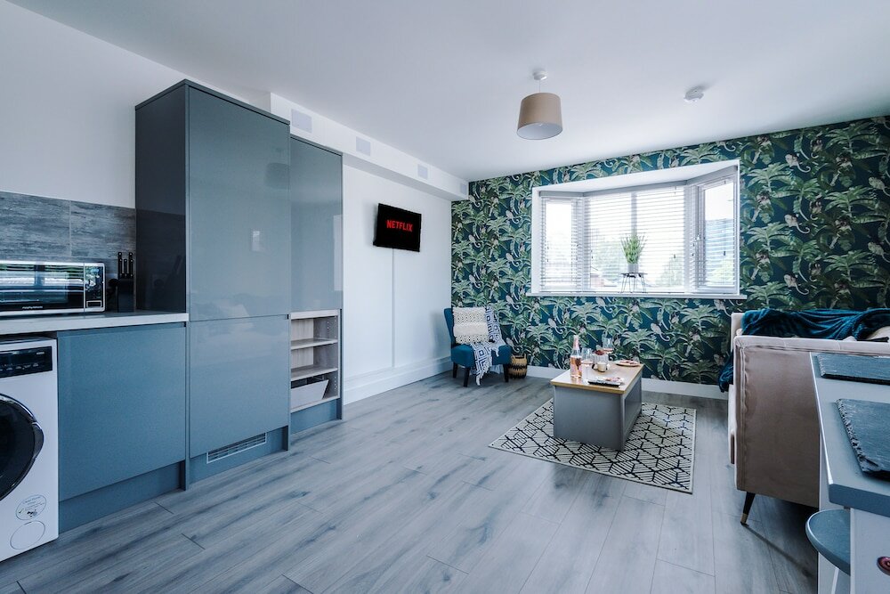 Фото One&Two Bedroom Luxe Apts near Trafford