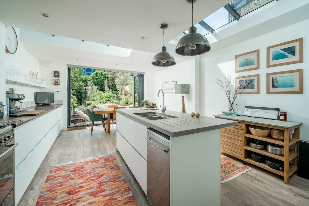 Фото Altido Contemporary 2-Bed House W Private Garden