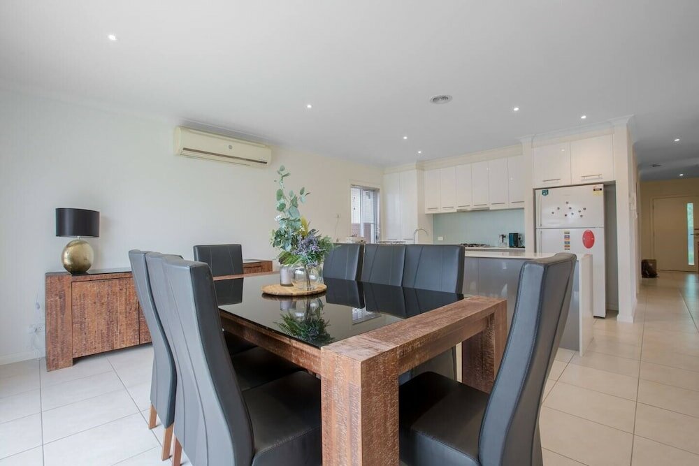 Фото Superb Luxe 5br House@point Cook Near Lake