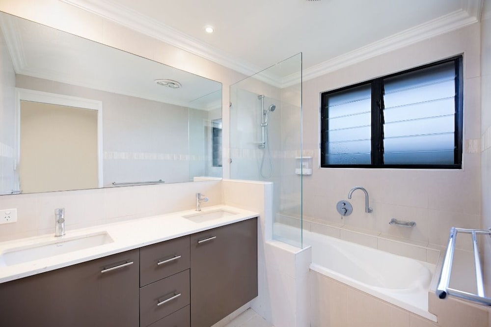 Фото Gold Coast Stunning Waterfront Retreat by Hostrelax