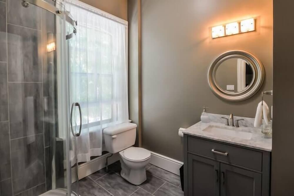 Фото Stratford Suites - 66 Daly Ave