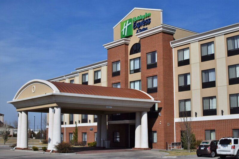 Гостиница Holiday Inn Express And Suites Pratt