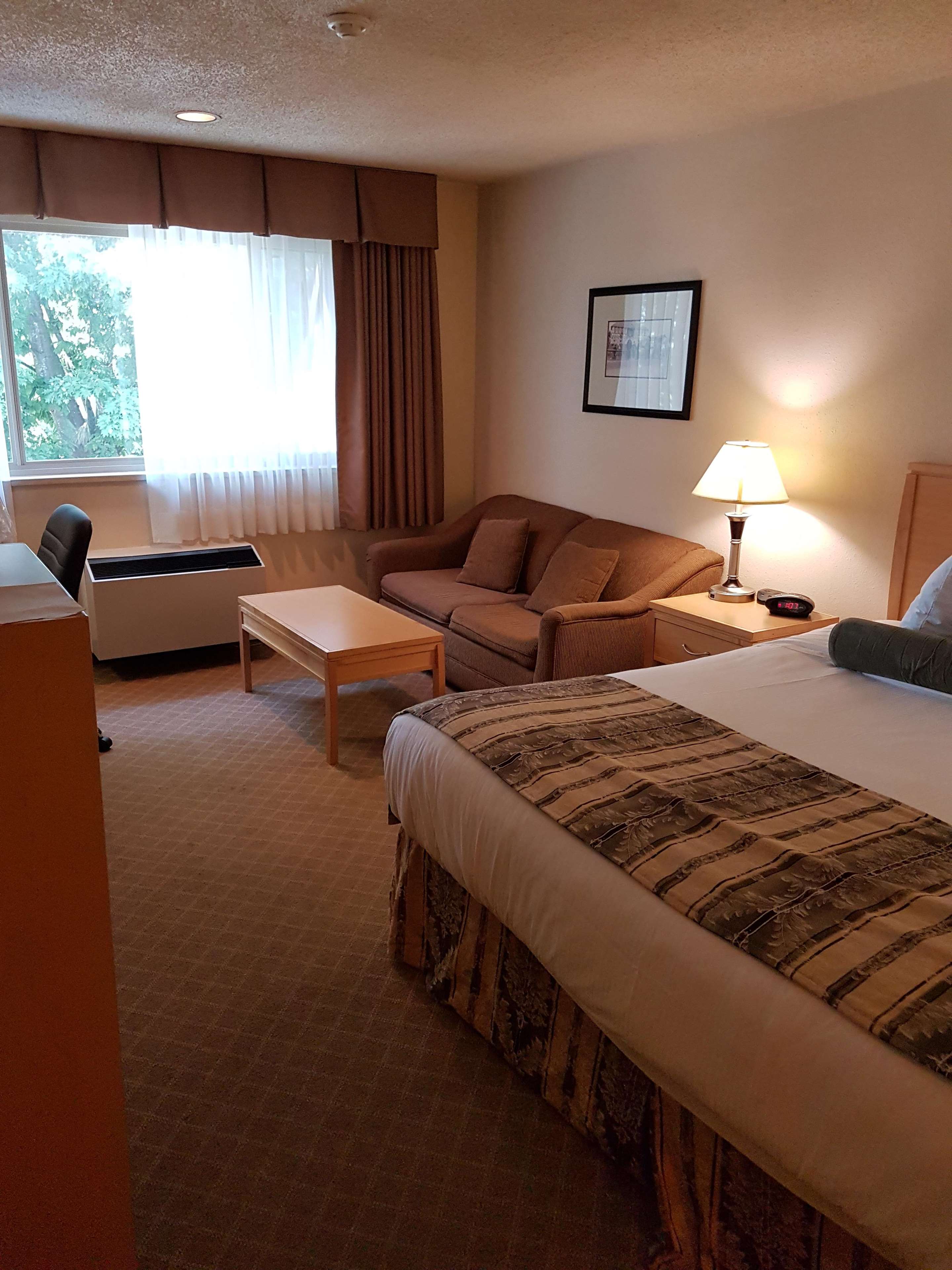 Фото SureStay Plus Hotel by Best Western Coquitlam