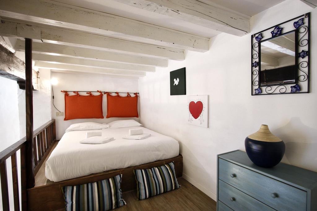 Фото Cozy loft in Santa Croce square Florence