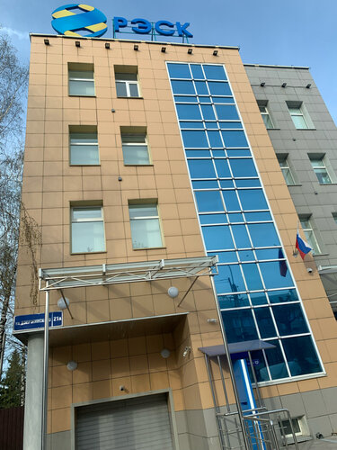 Трусисын кискасына салып, оны шығара алмайды.