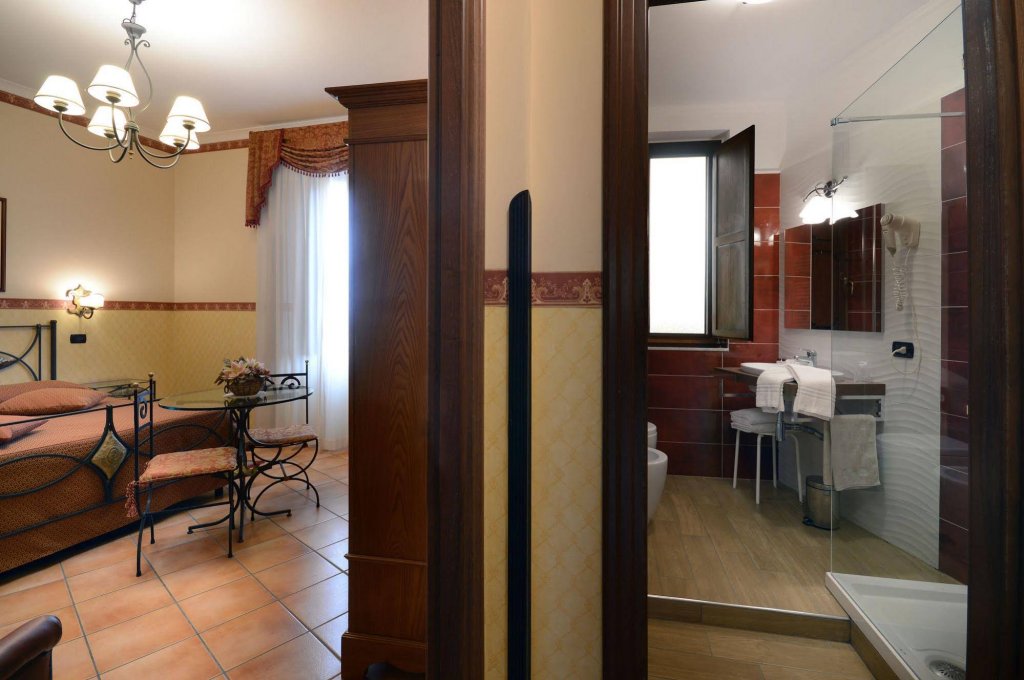 Фото Pinto Storey Hotel