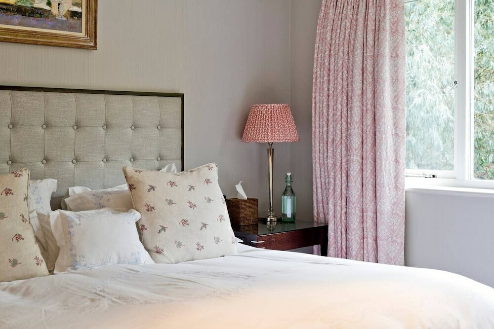 Фото Spacious & Tasteful 4-bed House in Holland Park