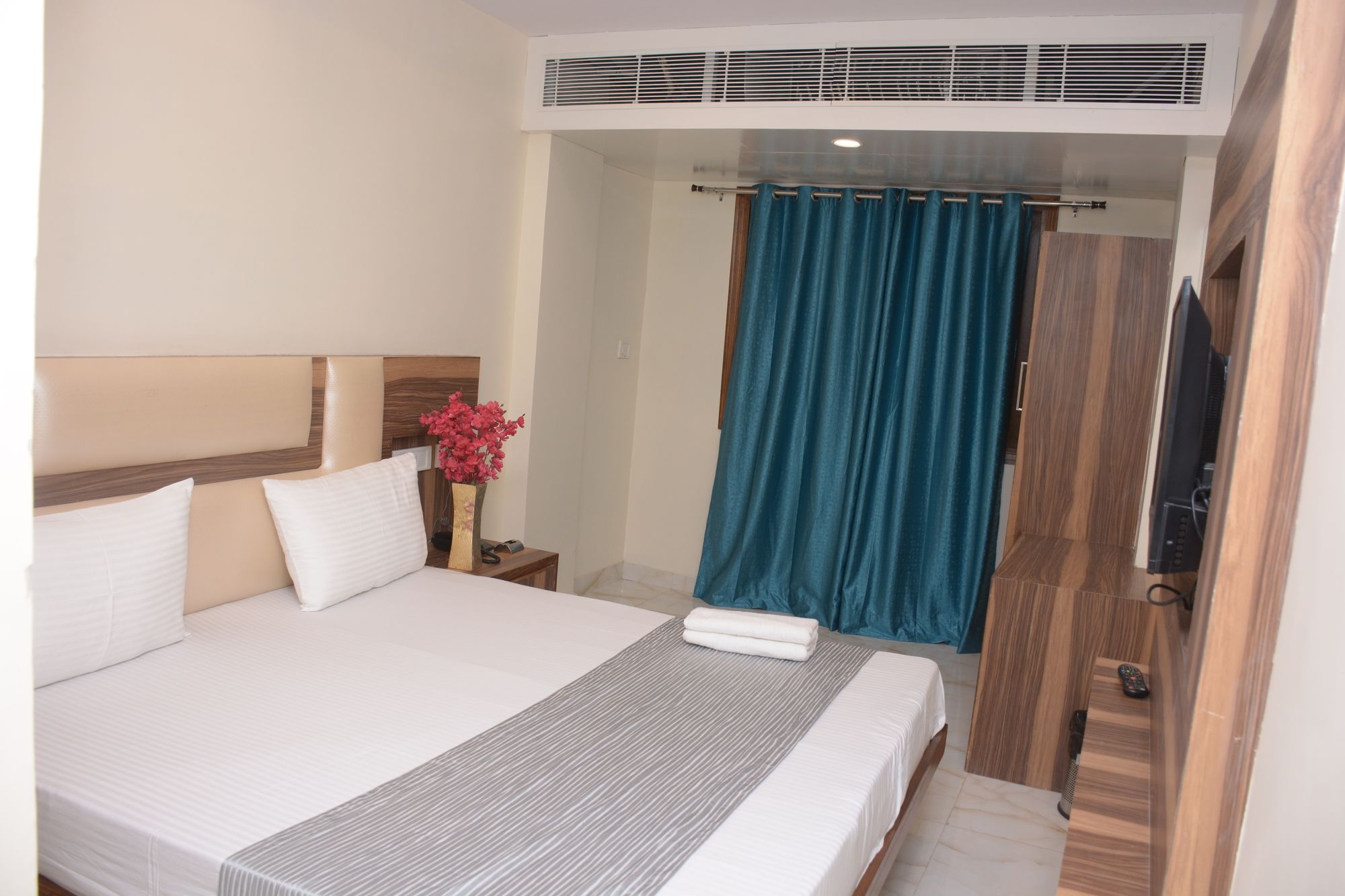 Фото Hotel Golden Oasis Delhi