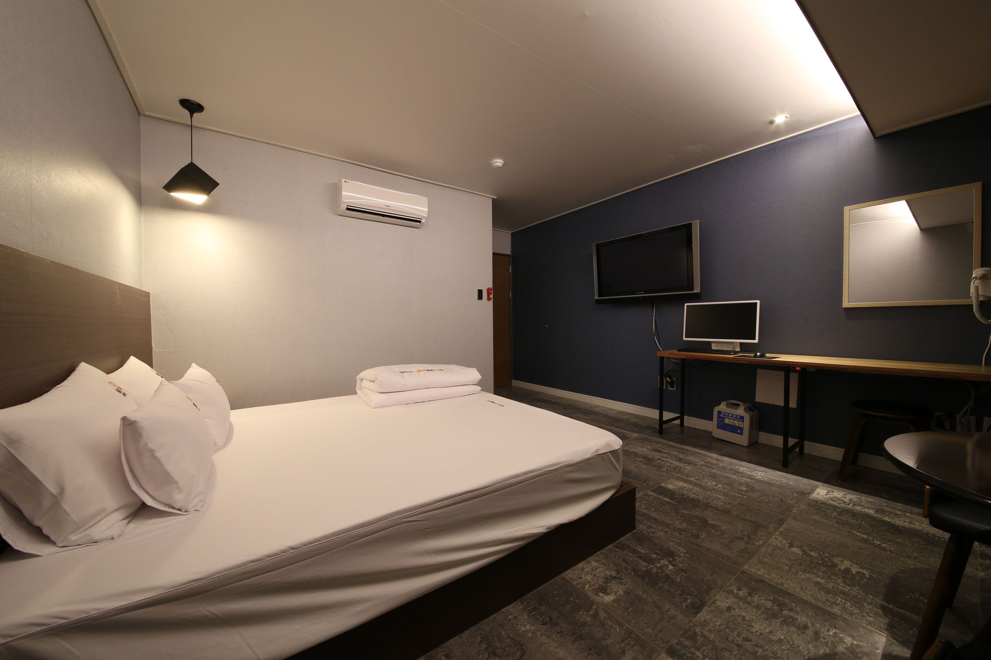 Фото The Stone Bridge Hotel