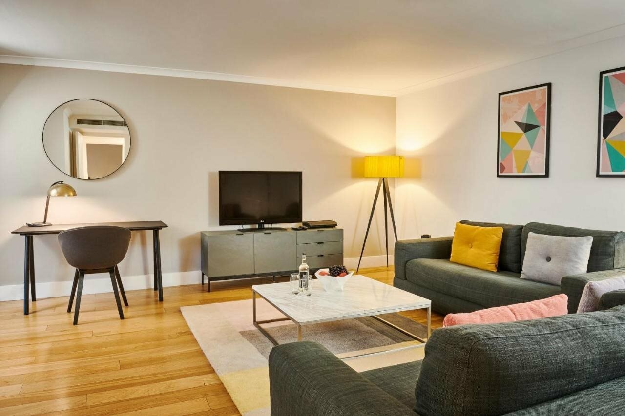Фото Monarch House Serviced Apartments
