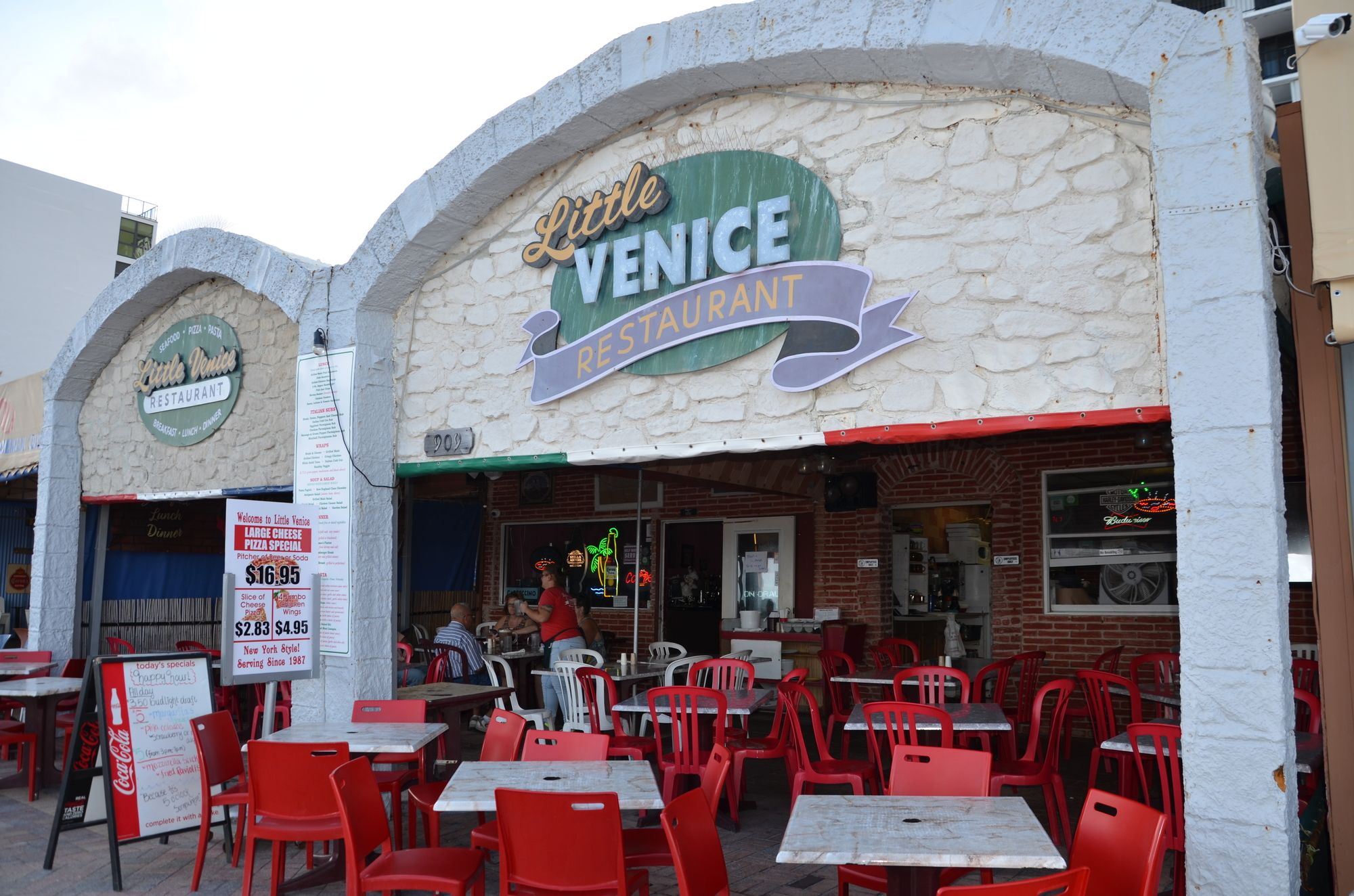 Фото Hollywood Beach Resort- Beautiful Large Studio