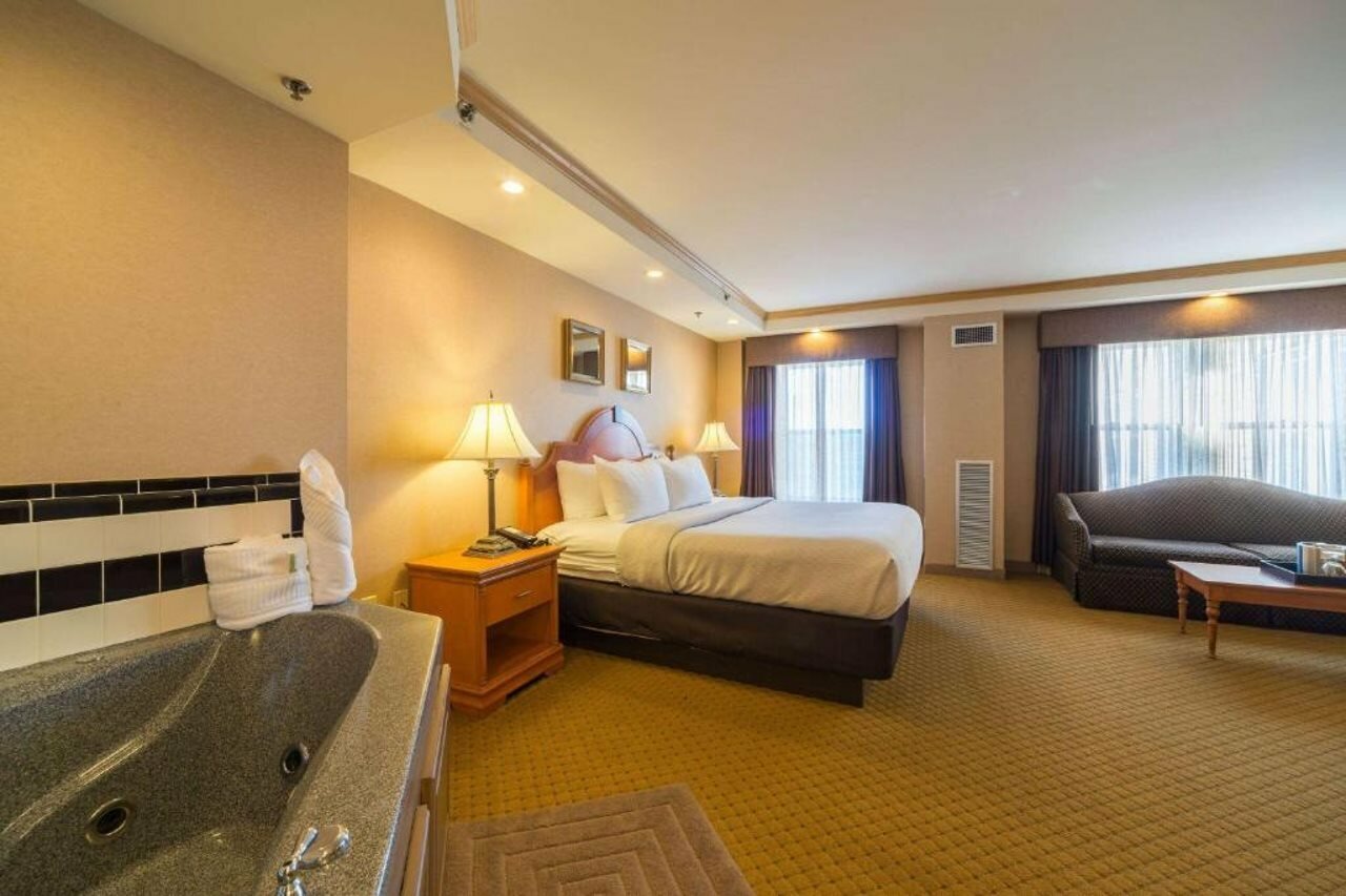 Фото Ambassador Hotel - Milwaukee