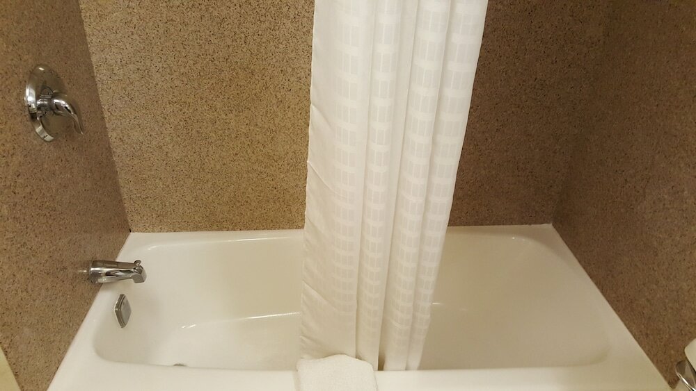 Фото Airport Waterfront Inn