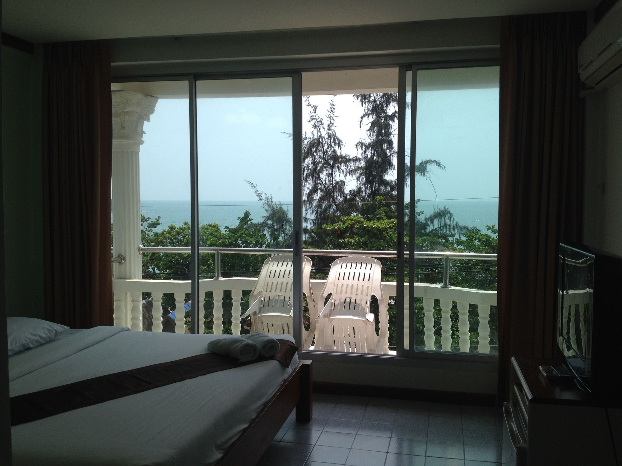 Фото Pimpimarn Beach Hotel