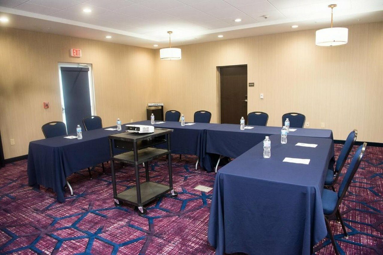 Фото Hampton Inn & Suites by Hilton Warrington Horsham