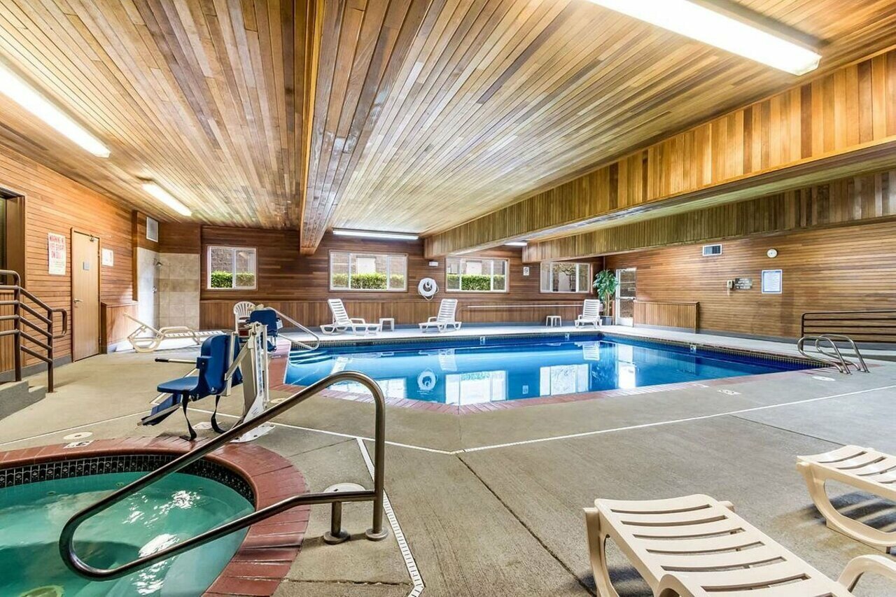 Фото Comfort Suites Portland Airport