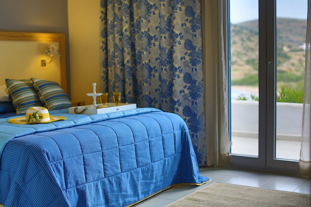 Фото Dolphin Bay Hotel