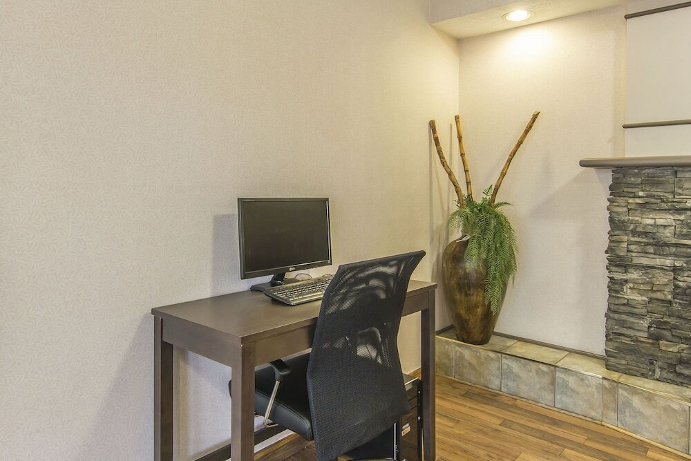 Фото Econo Lodge Inn & Suites Lethbridge