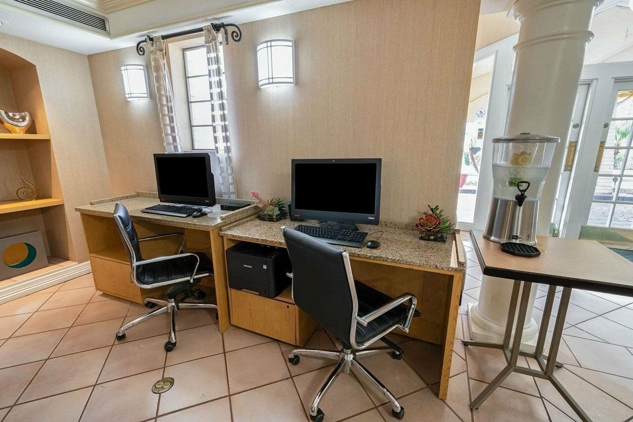 Фото La Quinta Inn by Wyndham Phoenix Sky Harbor Airport