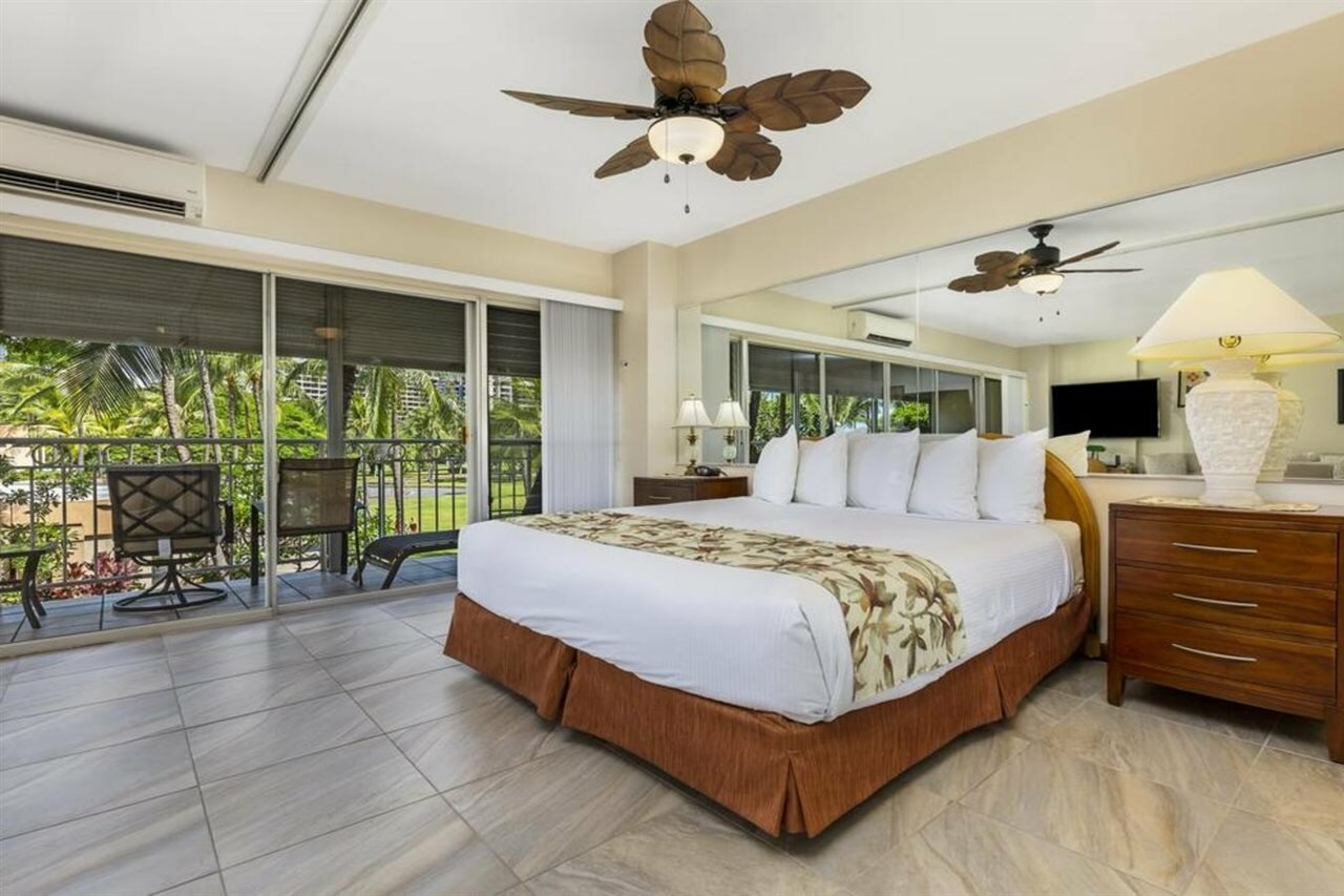 Фото Castle Waikiki Shore