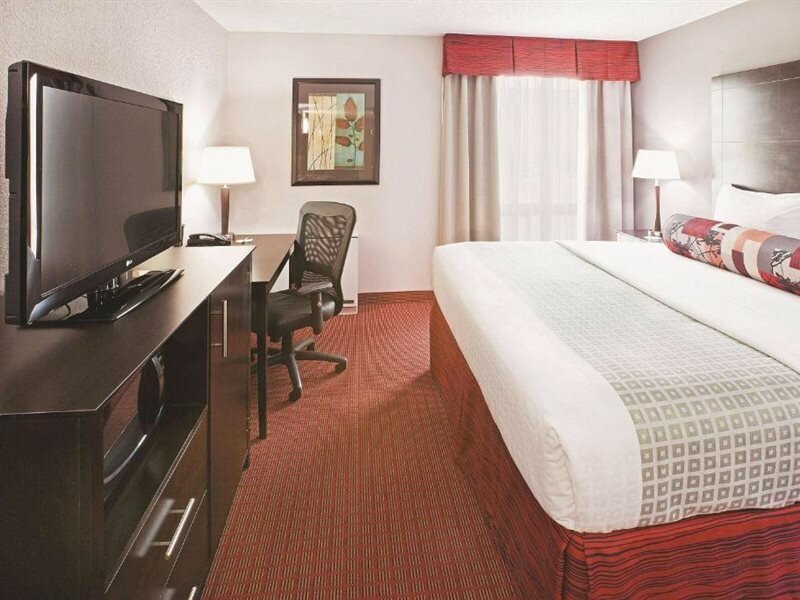 Фото La Quinta Inn & Suites by Wyndham Dallas I-35 Walnut Hill Ln