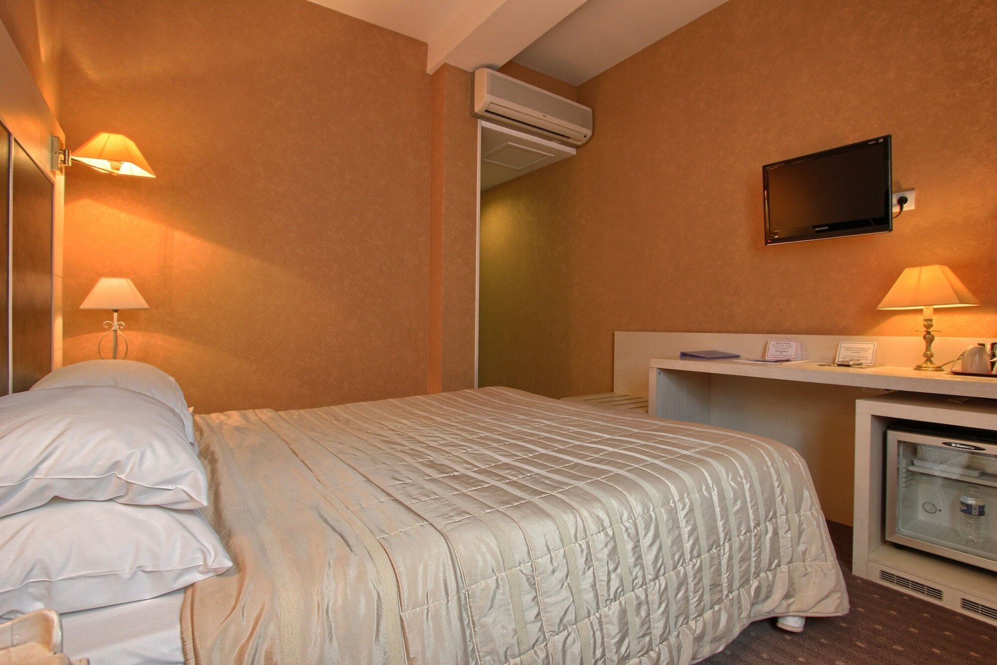 Фото Campanile Chartres Centre - Gare - Cathédrale