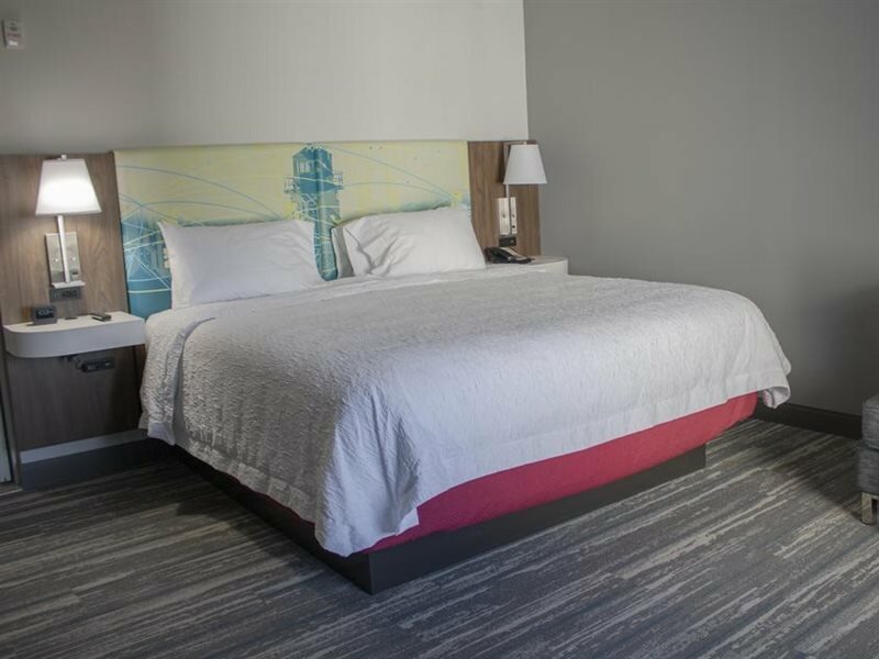 Фото Hampton Inn & Suites Portland West