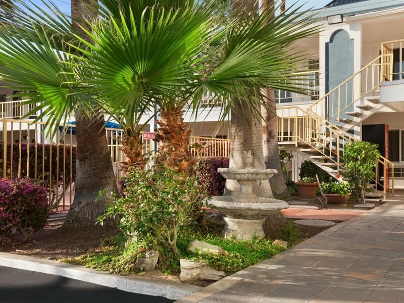 Фото Travelodge by Wyndham Bakersfield