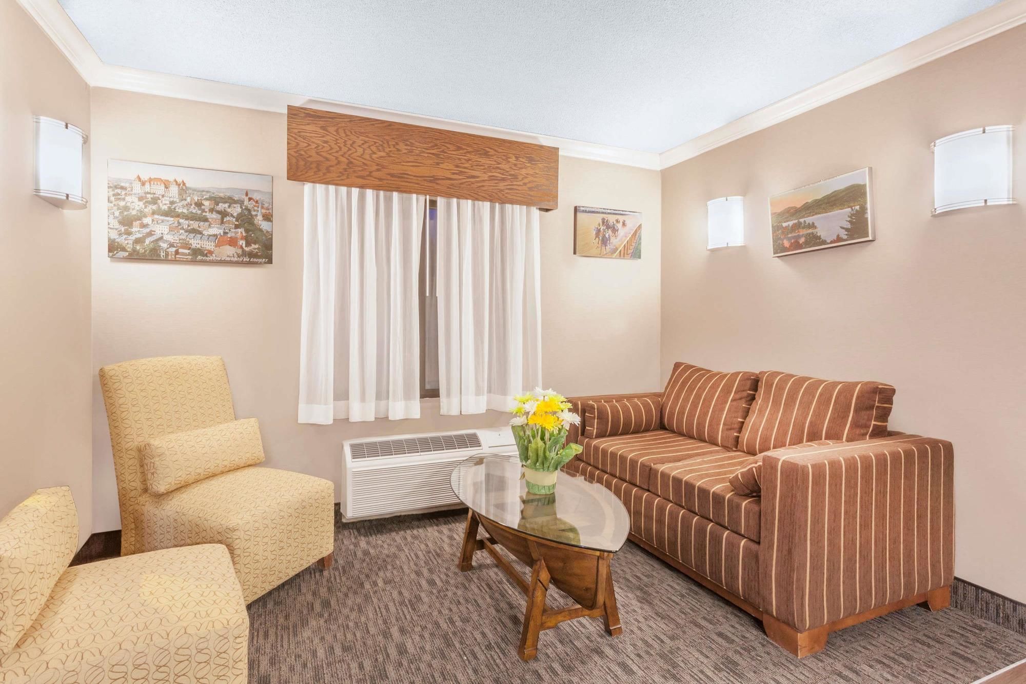 Фото Holiday Inn Express Plattsburgh, an Ihg Hotel