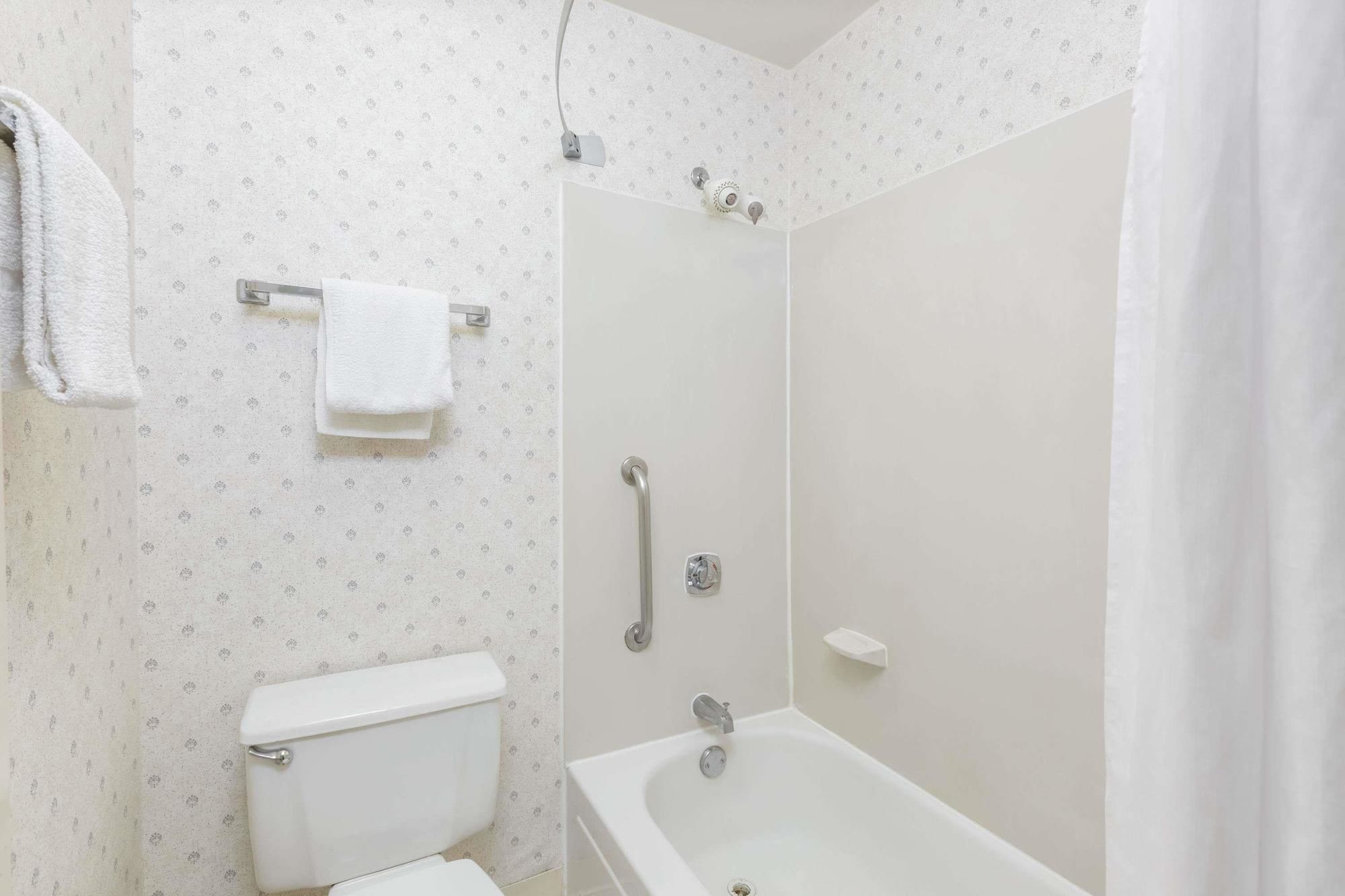 Фото Days Inn by Wyndham West Des Moines Clive