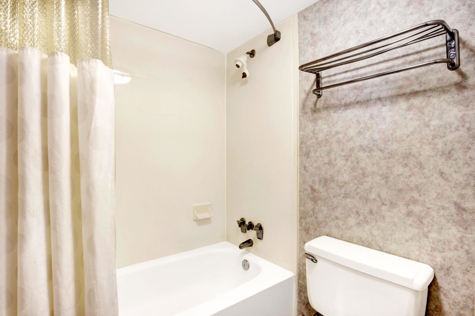 Фото Ramada Limited Cockeysville