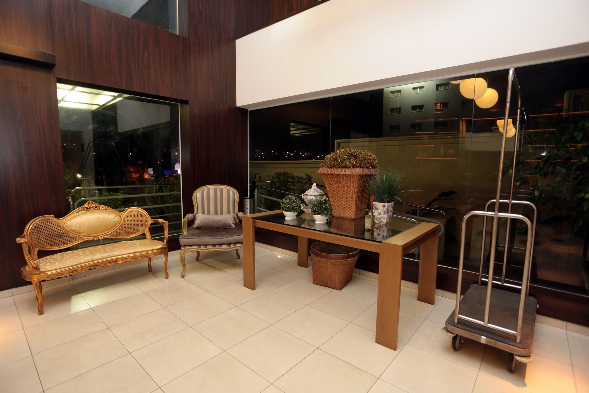 Фото Oasis Tower Hotel