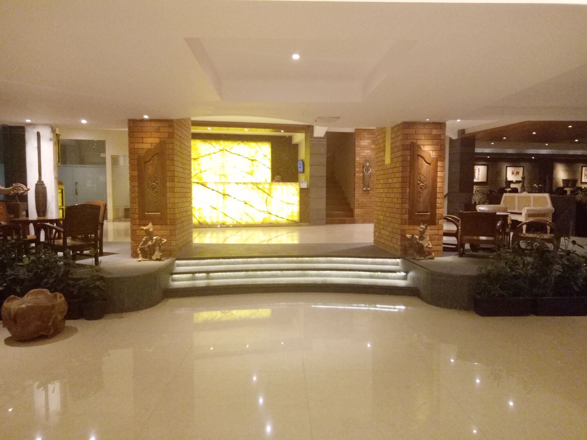 Фото Sukajadi Hotel and Gallery