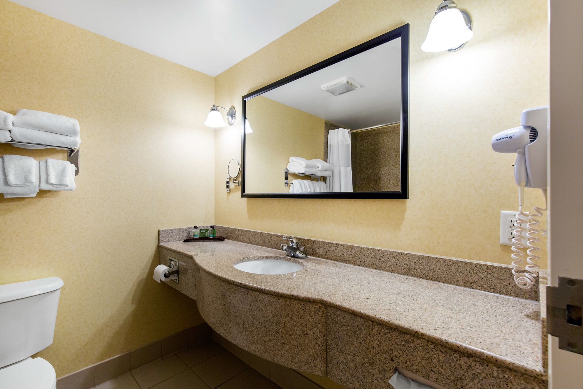 Фото Gateway Hotel & Suites, Ascend Hotel Collection