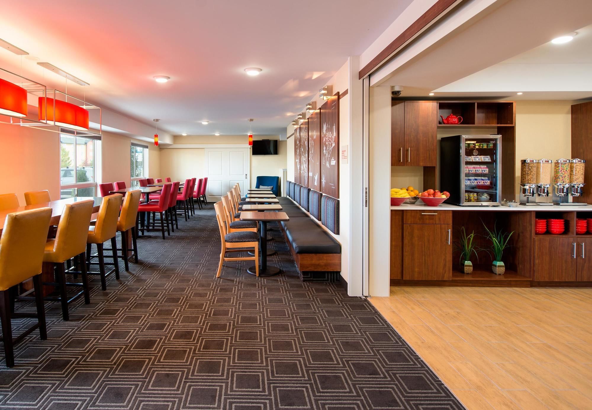 Фото TownePlace Suites by Marriott Red Deer
