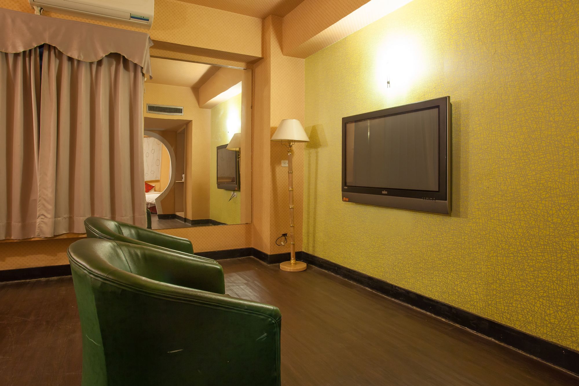 Фото Chiayi Crown Hotel