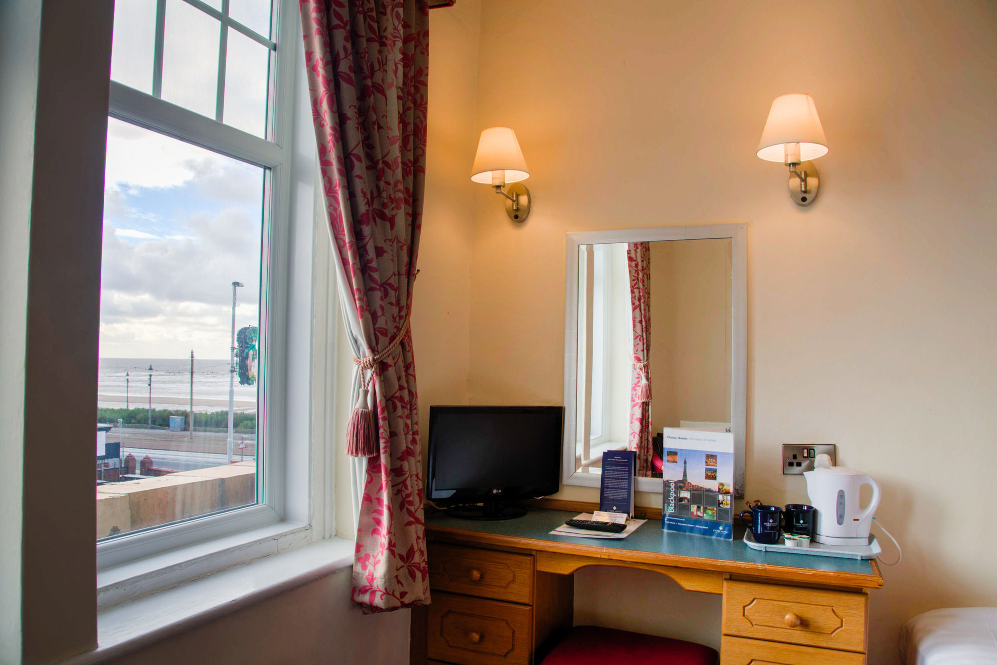 Фото The Cliffs Hotel Blackpool