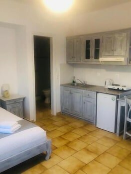 Фото Vrachia Studios & Apartments