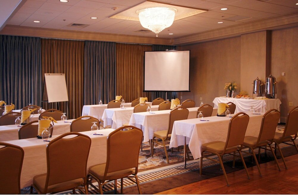 Фото Salem Waterfront Hotel & Suites