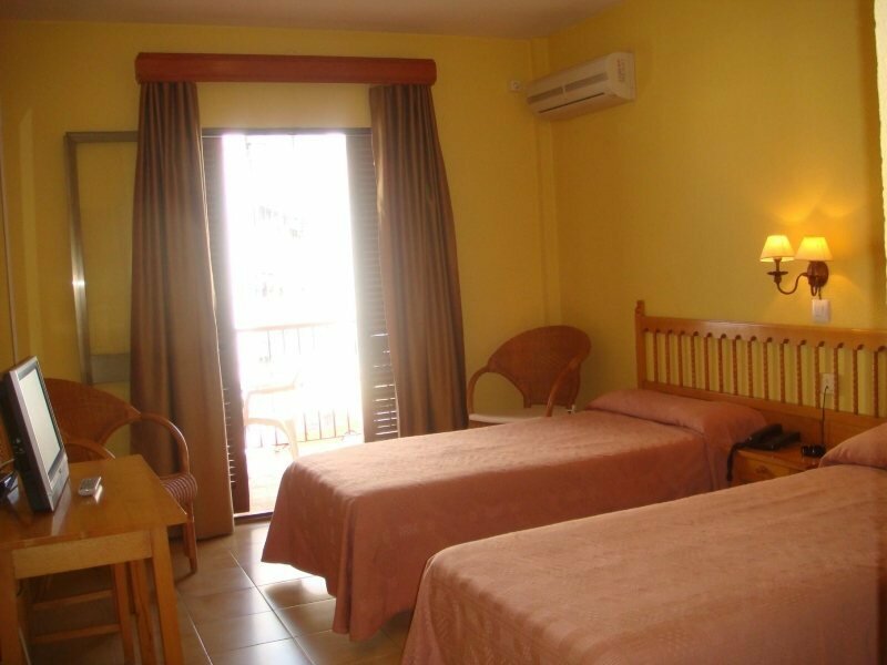 Фото Hotel Tres Jotas