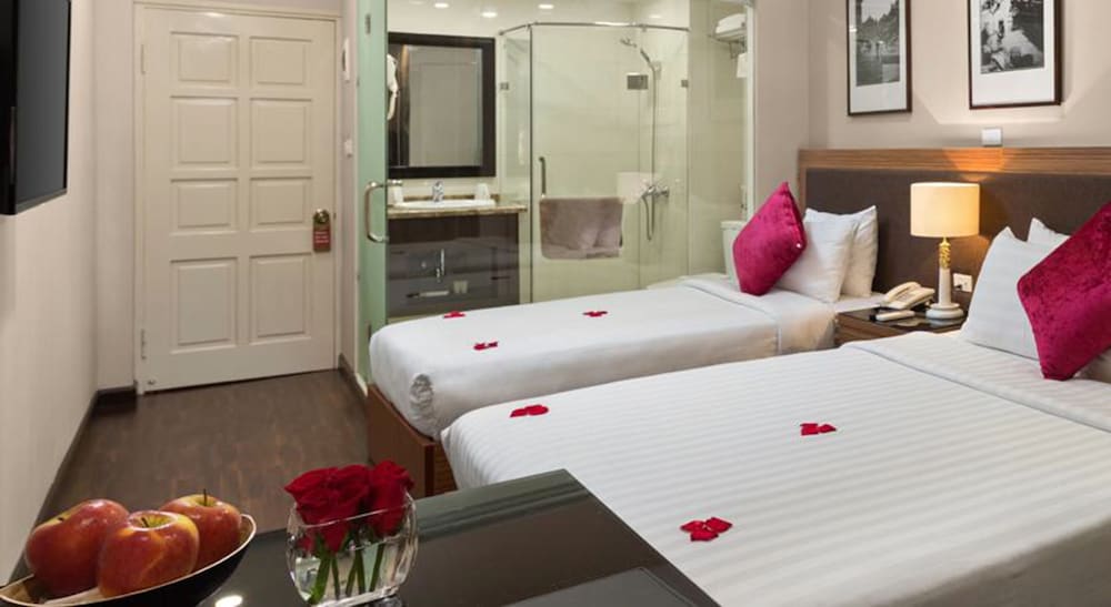 Фото Golden Moon Suite Hotel