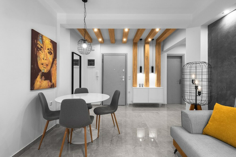 Фото White and Wood Nilie Hospitality Mgmt