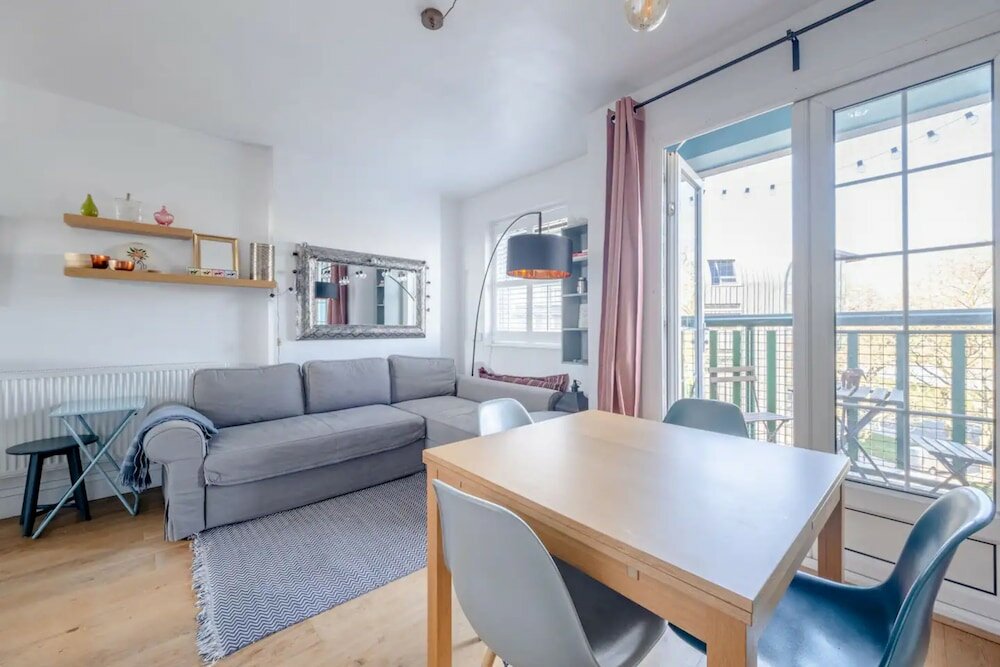 Фото Spacious 2 Bedroom Flat in Clapham With Balcony