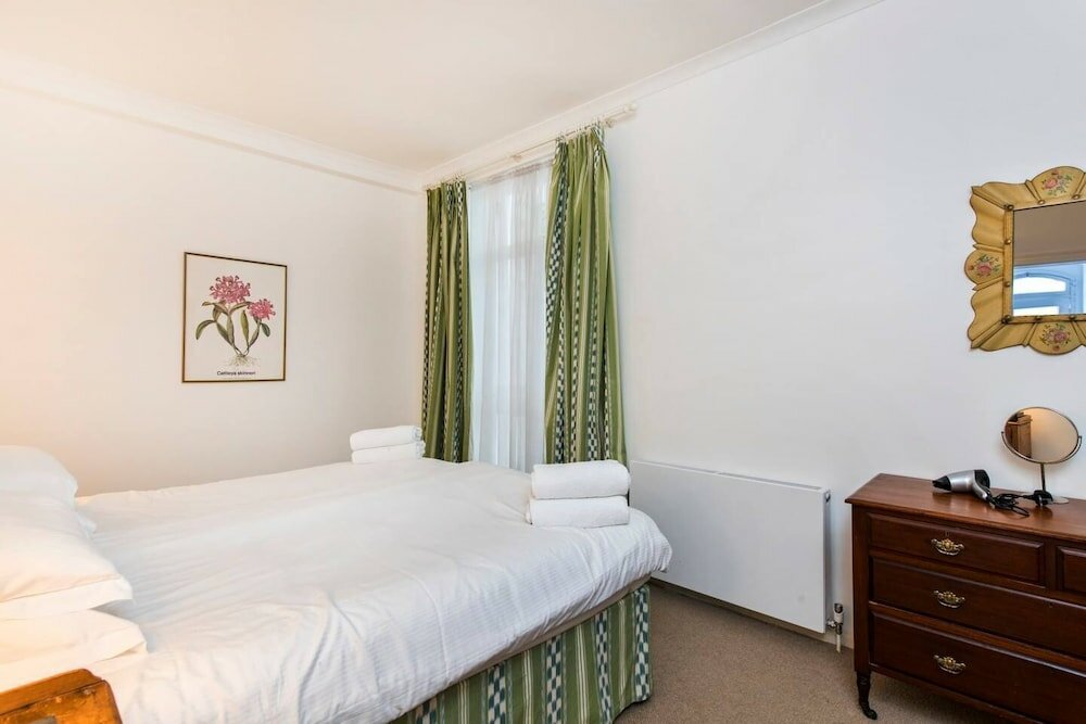 Фото Traditional 1 Bed in Chelsea Near Harrods