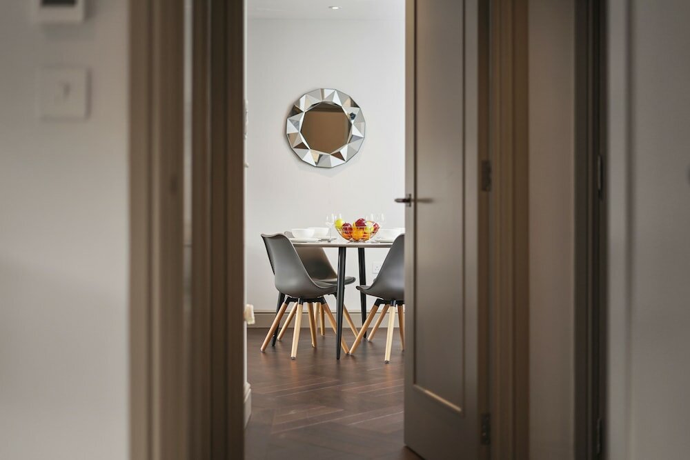 Фото Executive Apartments in the Heart of London, Free WiFi by City Stay London