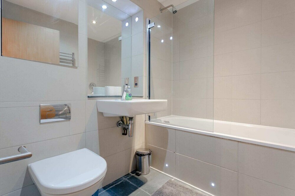 Фото A Spacious 2 Bedroom Apartment In Aldgate East
