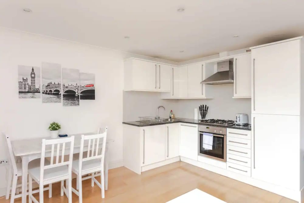 Фото Homely 2 Bedroom Flat Near Embankment Station