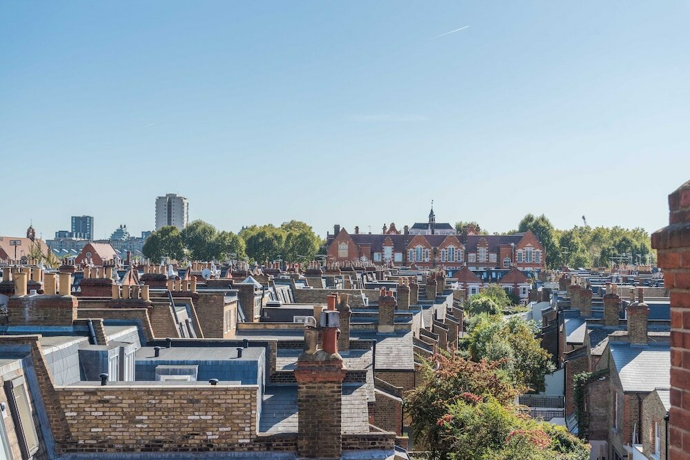 Фото Charming Home in Leafy Parsons Green