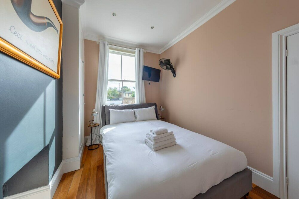 Фото Stylish 2 Bedroom Home in Islington With Garden